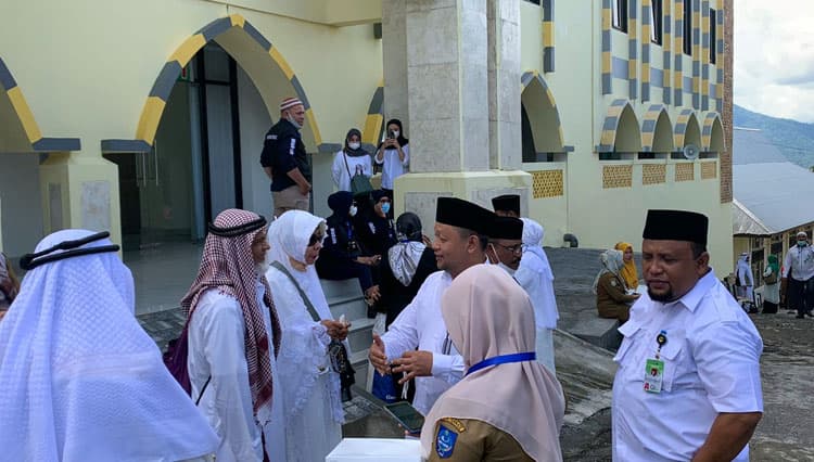Sambut Kedatangan Jemaah di Maluku Utara, Stafsus Apresiasi Distribusi Zamzam Langsung ke Rumah