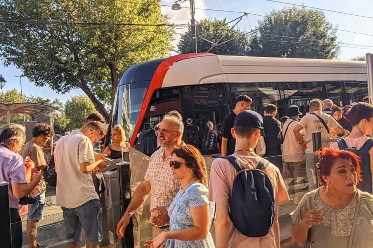 Kiat Cerdas Naik Metrobus di Istanbul Agar Tak Perlu Berdiri