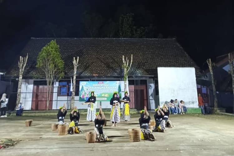 Api Unggun dan Pentas Seni Warnai Penerimaan Anggota Baru PMR SMPN 2 Tulakan Pacitan