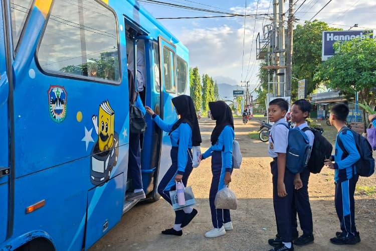 Bus Sekolah SMPN 3 Ngadirojo Pacitan Beroperasi, Disiplin dan Keamanan Siswa Jadi Prioritas