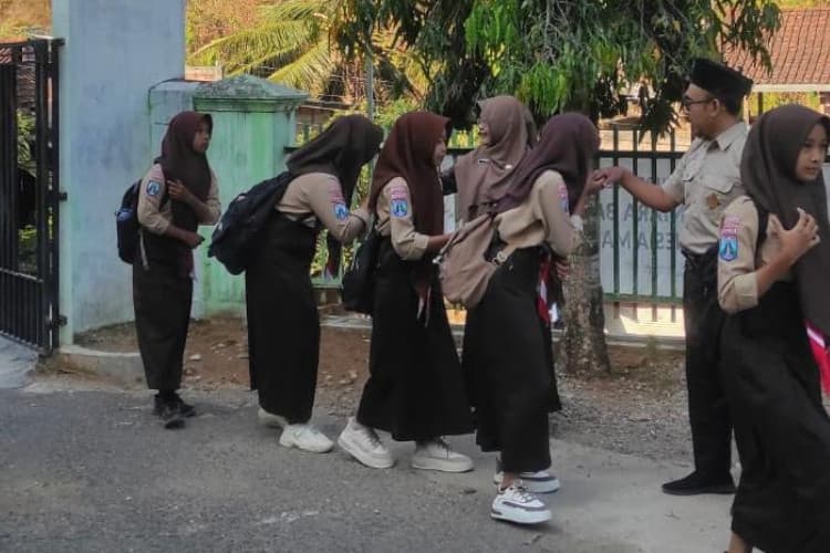 Biasakan Santun Sejak Pagi, SMPN 1 Tegalombo Pacitan Jalankan Program 'SARAPAN MADU'