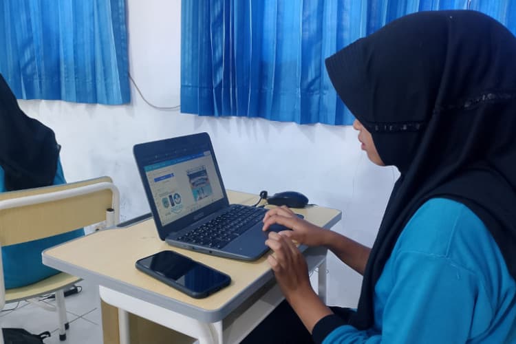 Jurnalistik Siswa SMPN 2 Tulakan Pacitan Manfaatkan Chromebook untuk Belajar Desain Canva