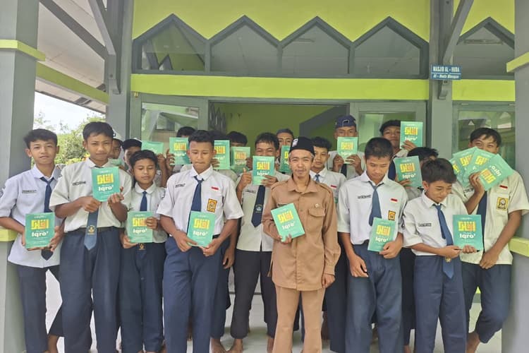 Terima Wakaf Al-Quran dari Jakarta, SMPN 4 Nawangan Pacitan Tambah Inventaris Madin