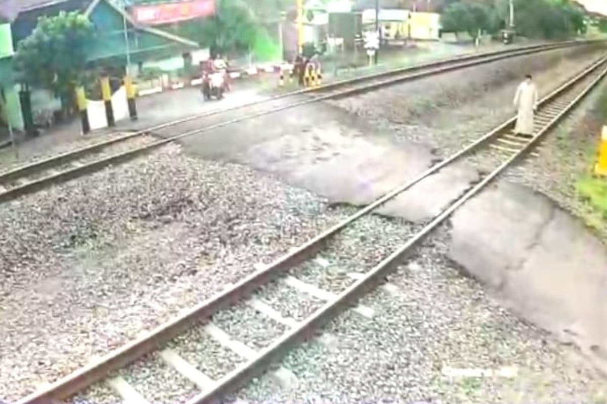 Lolos Pengawasan Petugas, Seorang Pria di Madiun Tertabrak Kereta Api