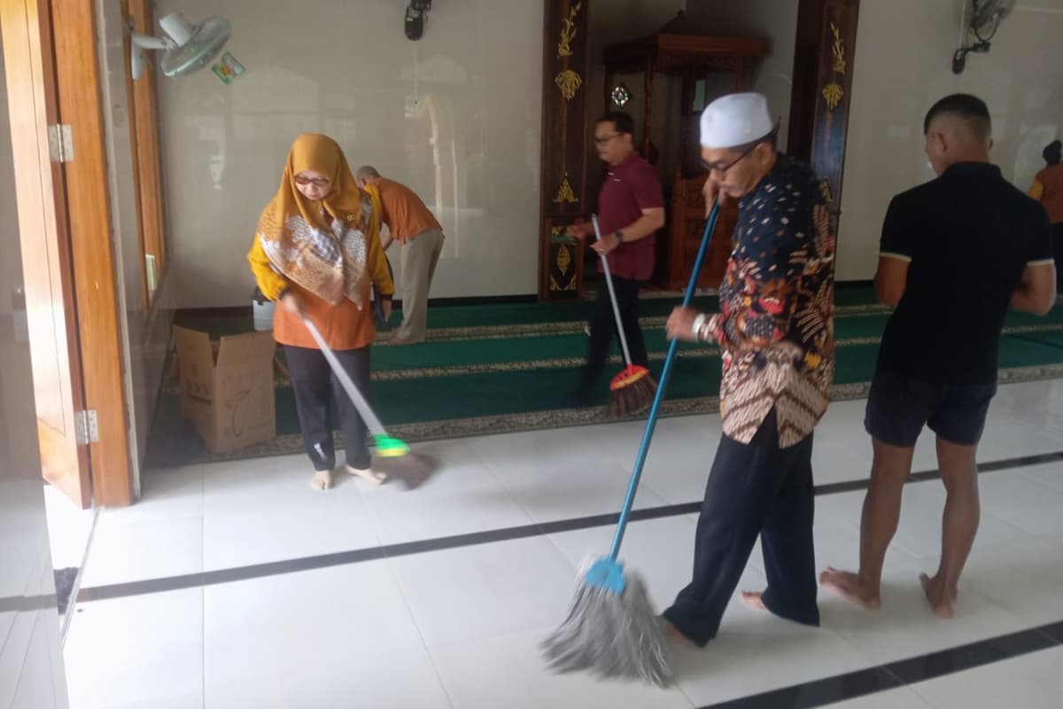 Sambut Ramadan, KUA Wungu Madiun Bersihkan Masjid Nurul Hidayah Mojopurno